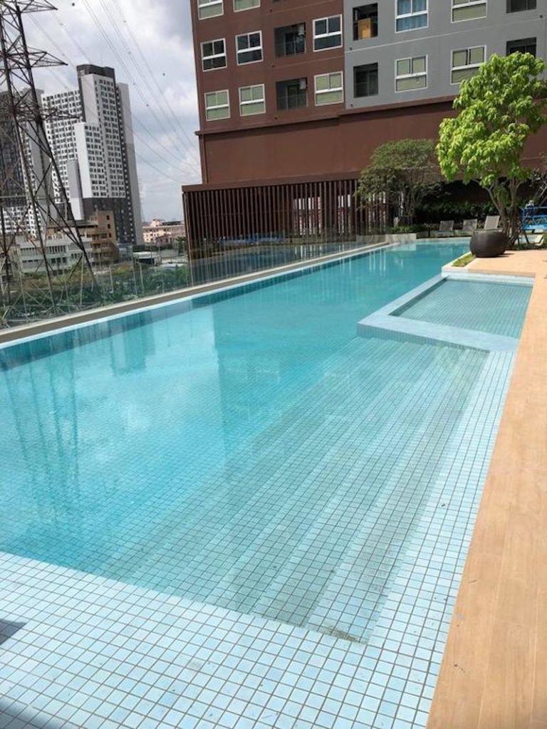 Plum Condo Ramkhamhaeng Station　スイミングプール