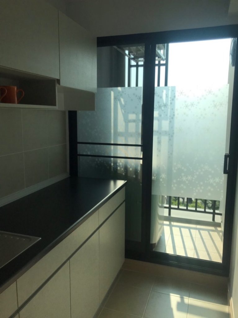 Supalai Loft @ Talat Phlu Station　キッチンルーム・バルコニー