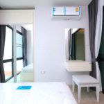 Vina Town Condo Chiang Mai　ベッドルーム・クローゼット・化粧台